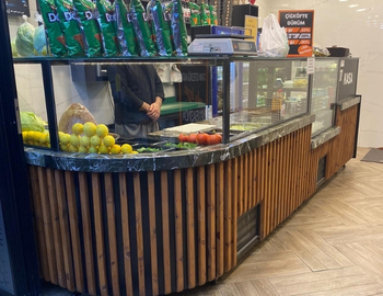 Doğal ahşap çıtalı panelli, siyah mermer tablalı, meze ve garnitür soğutma hazneli modern çiğköfteci tezgahı