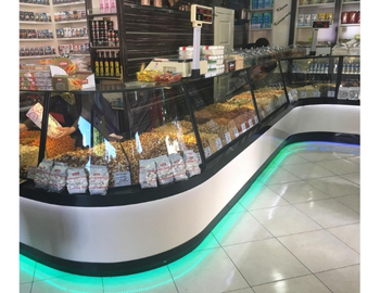 Beyaz lake kavisli ön panelli, zemin led aydınlatmalı, S tipi özel tasarım modern kuruyemiş ve çerez teşhir reyonu