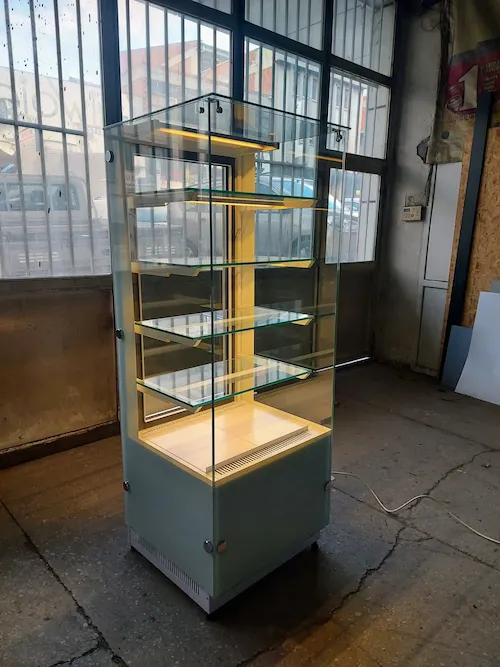 Dört tarafı camlı, kule tipi, her açıdan görülebilir, led aydınlatmalı dikey pasta ve tatlı teşhir vitrini