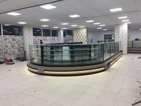 U tipi ada konsept, kavisli bombeli camlı, siyah profilli, led aydınlatmalı baza, büyük boy pastane ve kafe teşhir vitrini