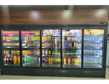 6 kapılı, antrasit çerçeveli, LED aydınlatmalı, geniş iç hacimli market tipi soğutmalı içecek ve sütlük dolabı