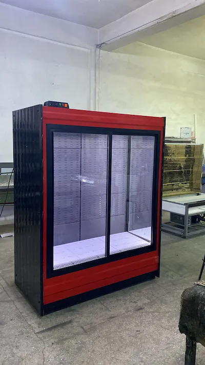 Kırmızı ön cepheli, siyah yan panelli, 2 sürgü cam kapılı, LED aydınlatmalı kompakt market ve bakkal tipi sütlük dolabı